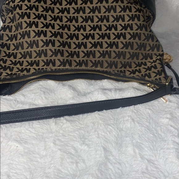 Michael Kors Black and Tan Shoulder Bag with Classic Design - Picture 9 of 14